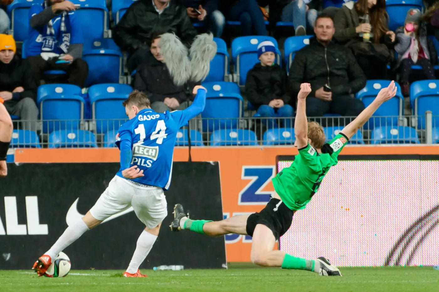 Maciej Gajos z miejscowego Lecha strzela swoją drugą bramkę w meczu T-Mobile Ekstraklasy z Górnikiem Łęczna w Poznaniu