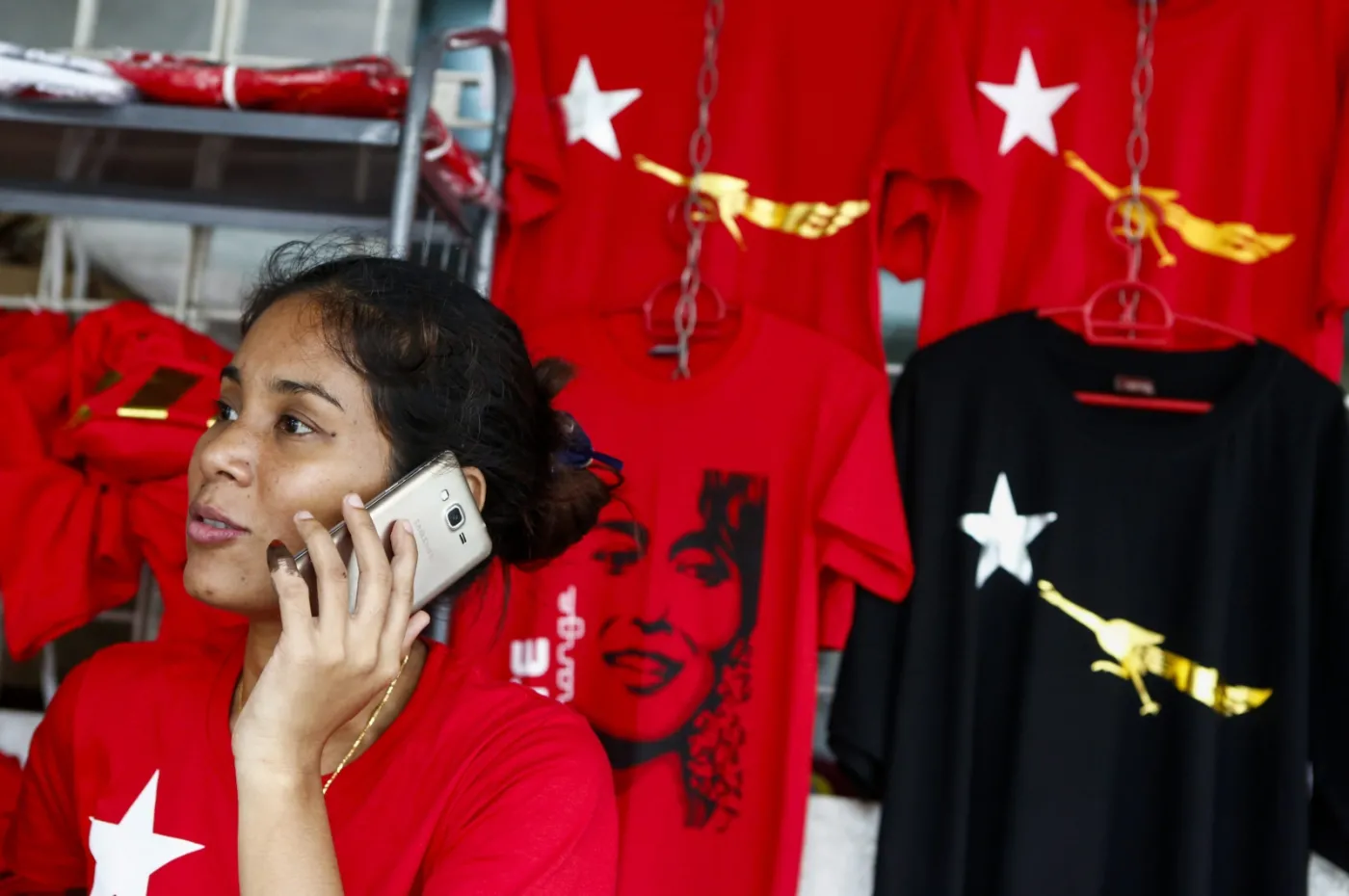 Przedstawicielka National League for Democracy rozmawia przez telefon