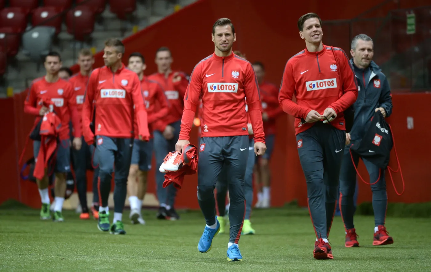 Zawodniczy reprezentacji Polski Grzegorz Krychowiak (L) i bramkarz Wojciech Szczęsny (P) wchodzą na trening na PGE Narodowym