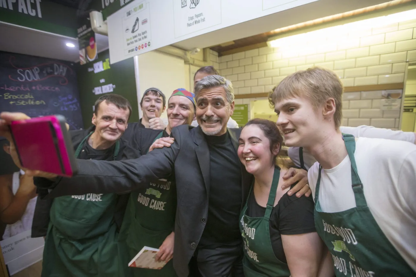 8413652-george-clooney-robi-sobie-selfie.jpg