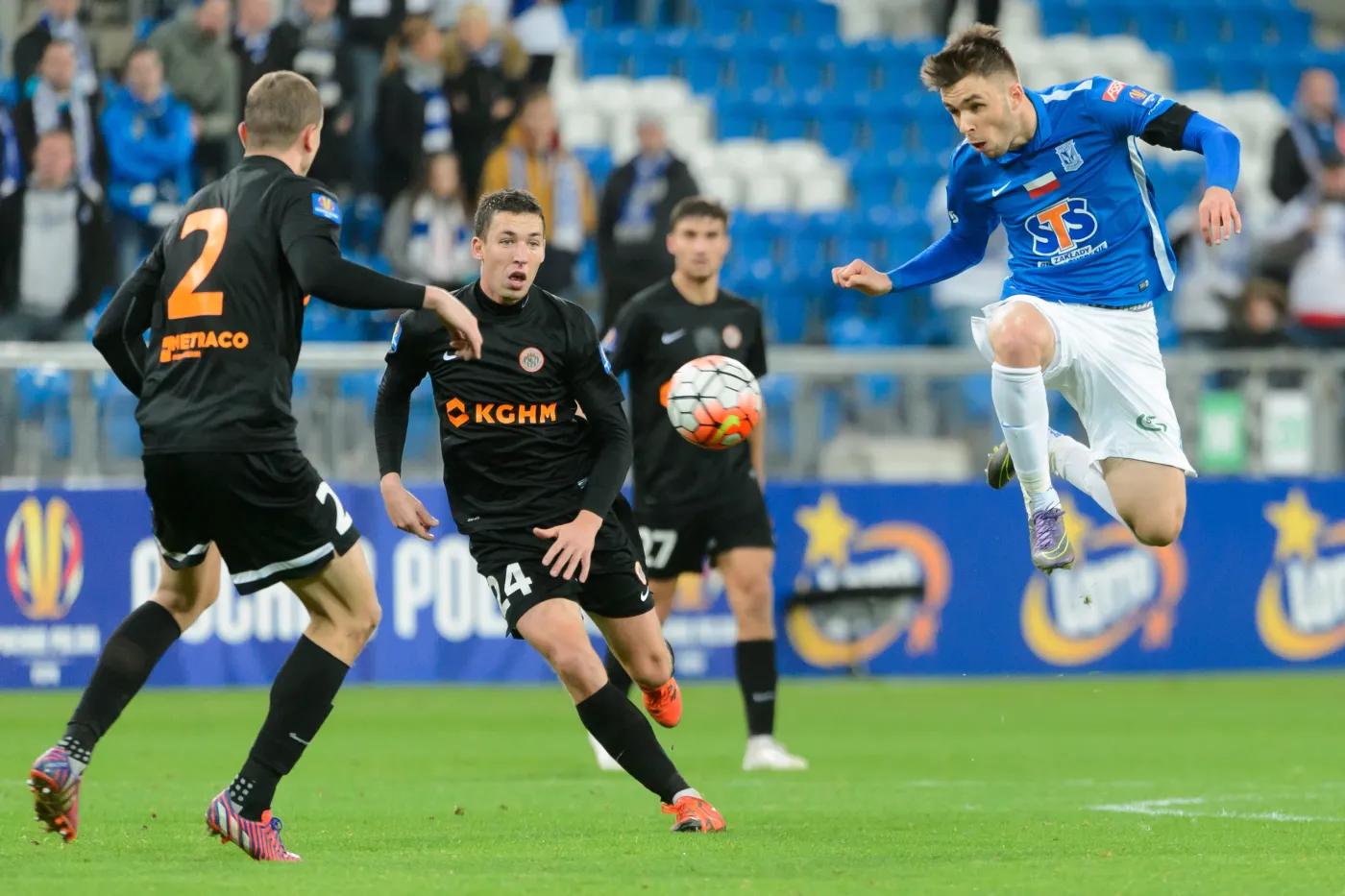 Dariusz Formella (P) z miejscowego Lecha oraz Maciej Dąbrowski (L) i Jakub Tosik (C) z KGHM Zagłębia Lubin w rewanżowym ćwierćfinałowym meczu piłkarskiego Pucharu Polski w Poznaniu