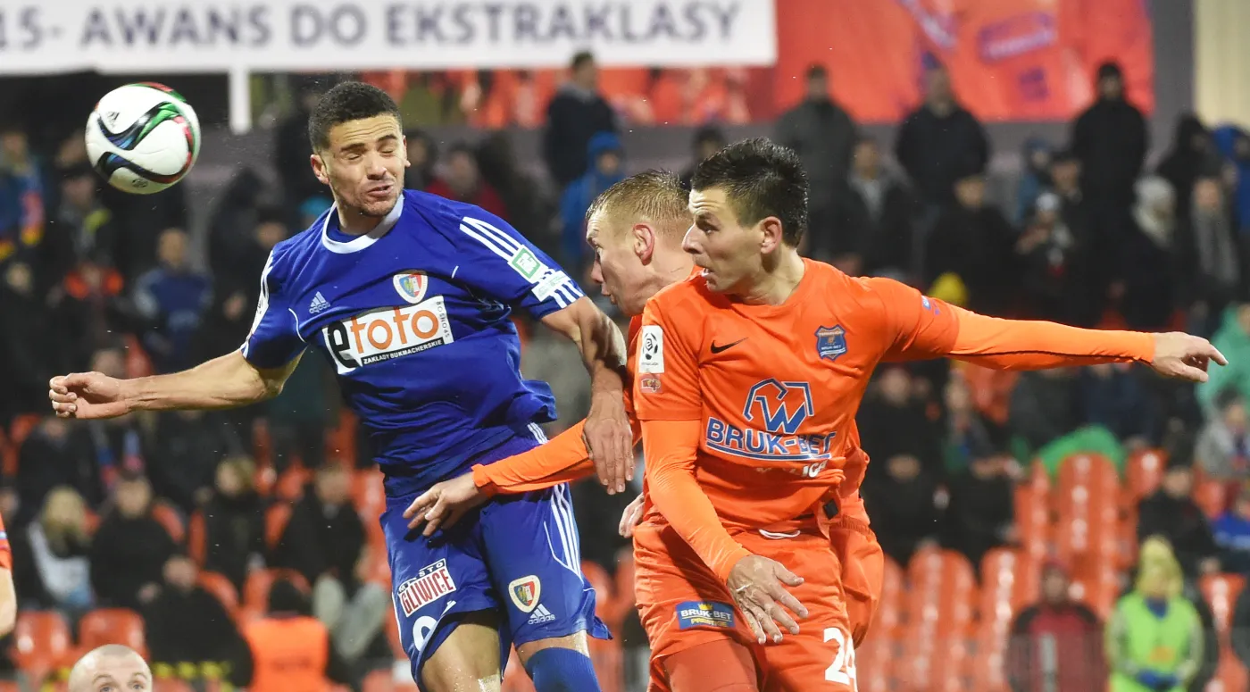 Wojciech Kędziora (P) z Termaliki Bruk-Bet Nieciecza i Josip Barisić (L) z Piasta Gliwice walczą o piłkę