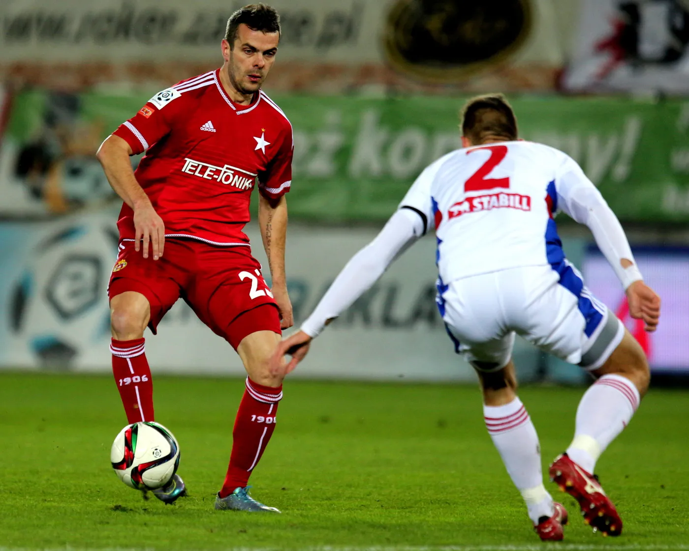 Zawodnik Górnika Zabrze Bartosz Kopacz (P) walczy o piłkę z Pawłem Brożkiem (L) z Wisły Kraków 