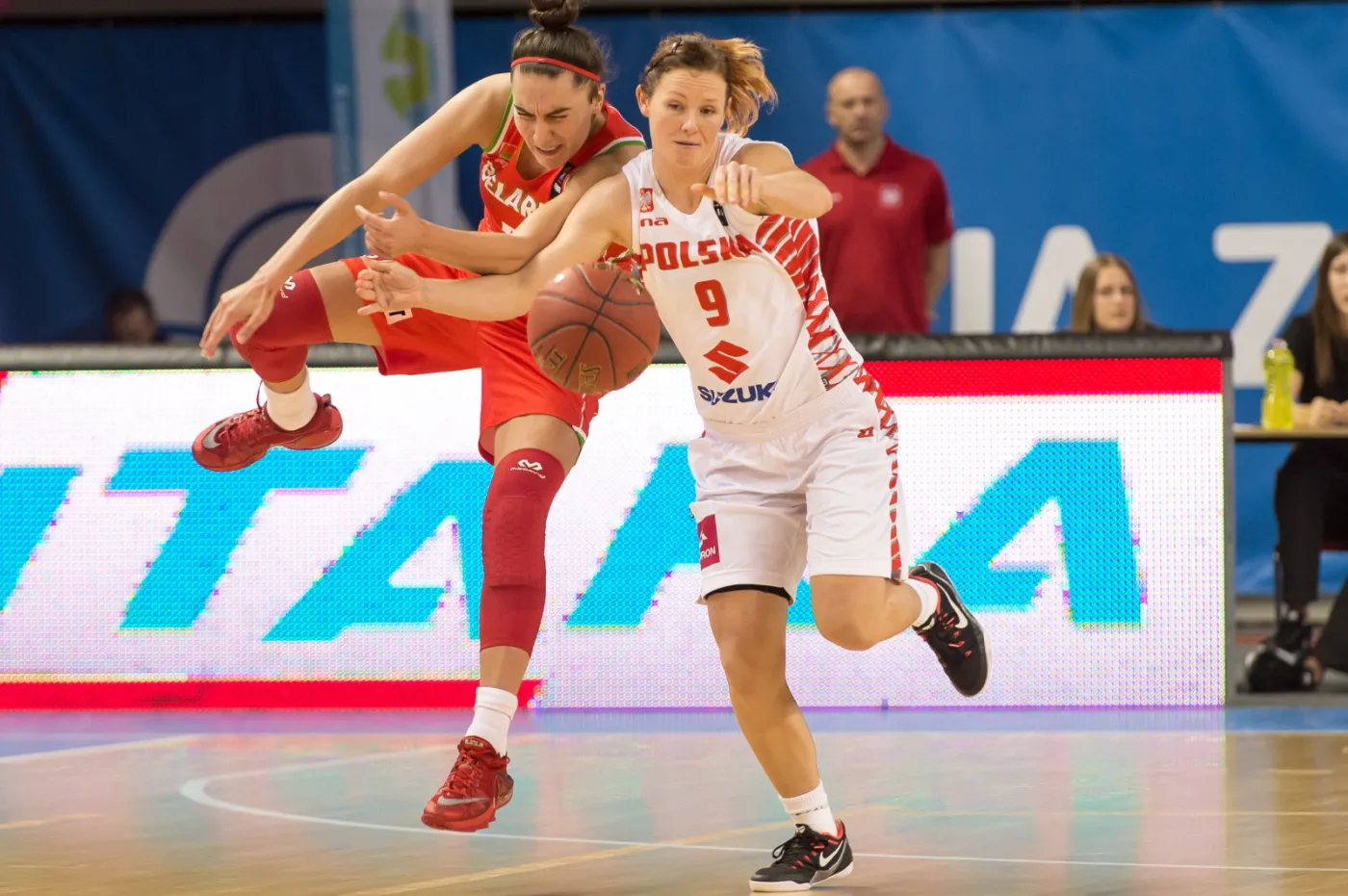 Reprezentantka Polski Weronika Idczak (P) i Tatsiana Likhtarovich z Białorusi podczas meczu eliminacji do Mistrzostw Europy 2017 koszykarek rozegranego w hali Aqua Zdroju w Wałbrzychu