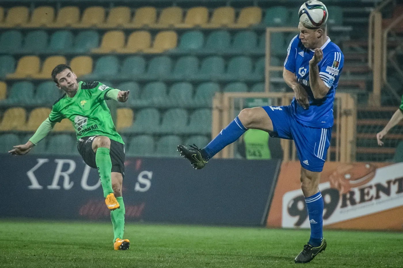 Zawodnik Górnika Łęczna Bartosz Śpiączka (L) walczy o piłkę z Rafałem Grodzickim (P) z Ruchu Chorzów