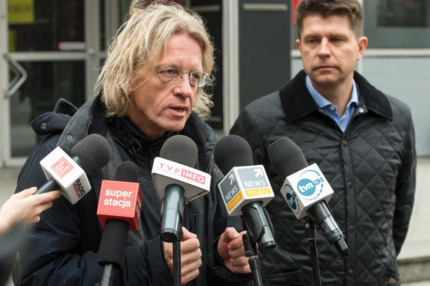 Krzysztof Mieszkowski i Ryszard Petru przed Teatrem Polskim we Wrocławiu