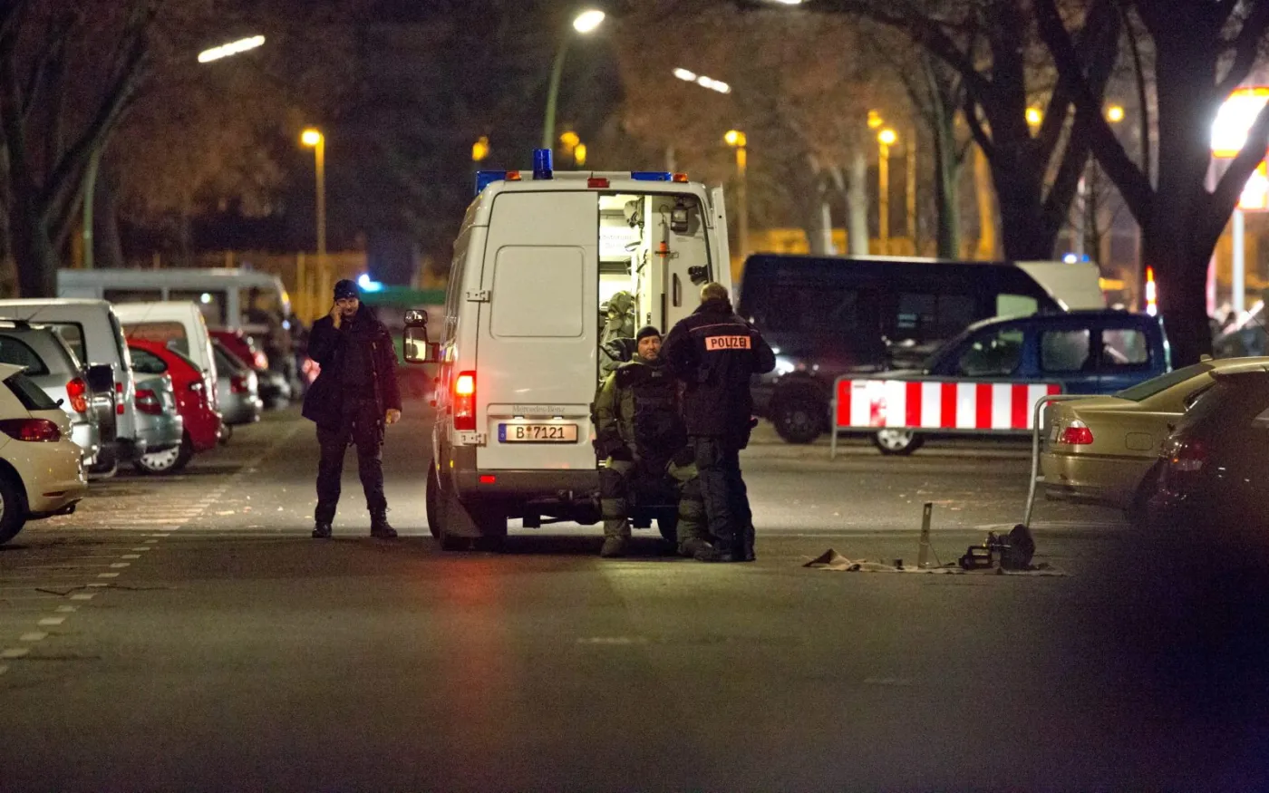 Niemiecka policja w berlińskiej dzielnicy Britz