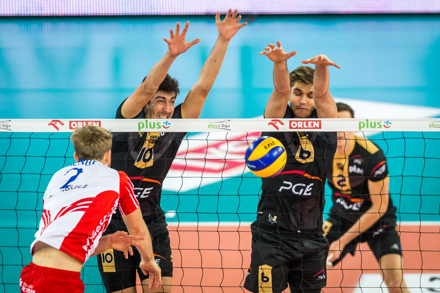 Kevin Klinkenberg (L) z miejscowej Łuczniczki oraz, po drugiej stronie siatki Nicolas Uriarte (L) i Karol Kłos (P) z PGE Skry Bełchatów 