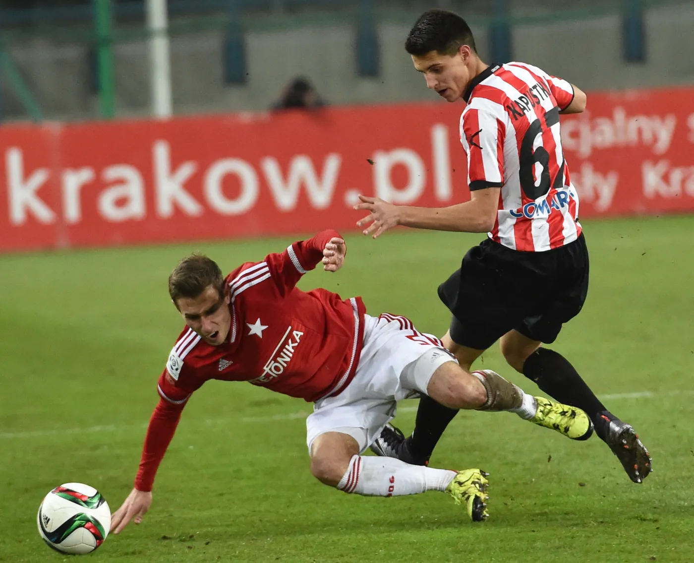 Rafał Boguski (L) z podejmującej Wisły oraz Bartosz Kapustka (P) z Cracovii 