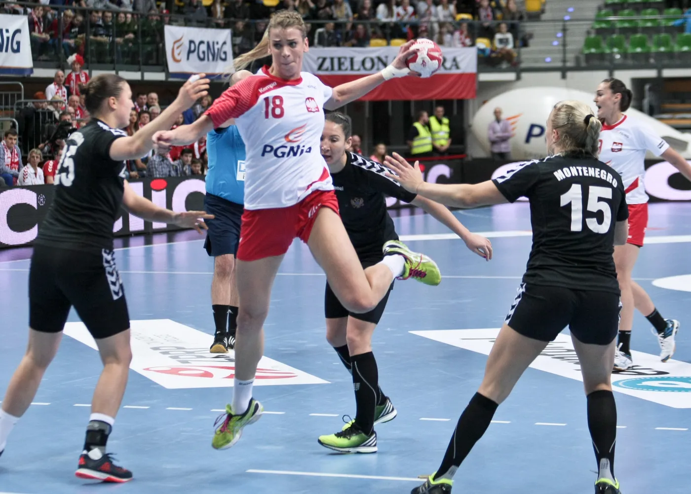 Zawodniczka reprezentacji Polski Aleksandra Zych (C) oraz Andrea Klikovac (P) i Durdina Jaukovic (L) z drużyny narodowej Czarnogóry w towarzyskim meczu piłkarek ręcznych w Zielonej Górze