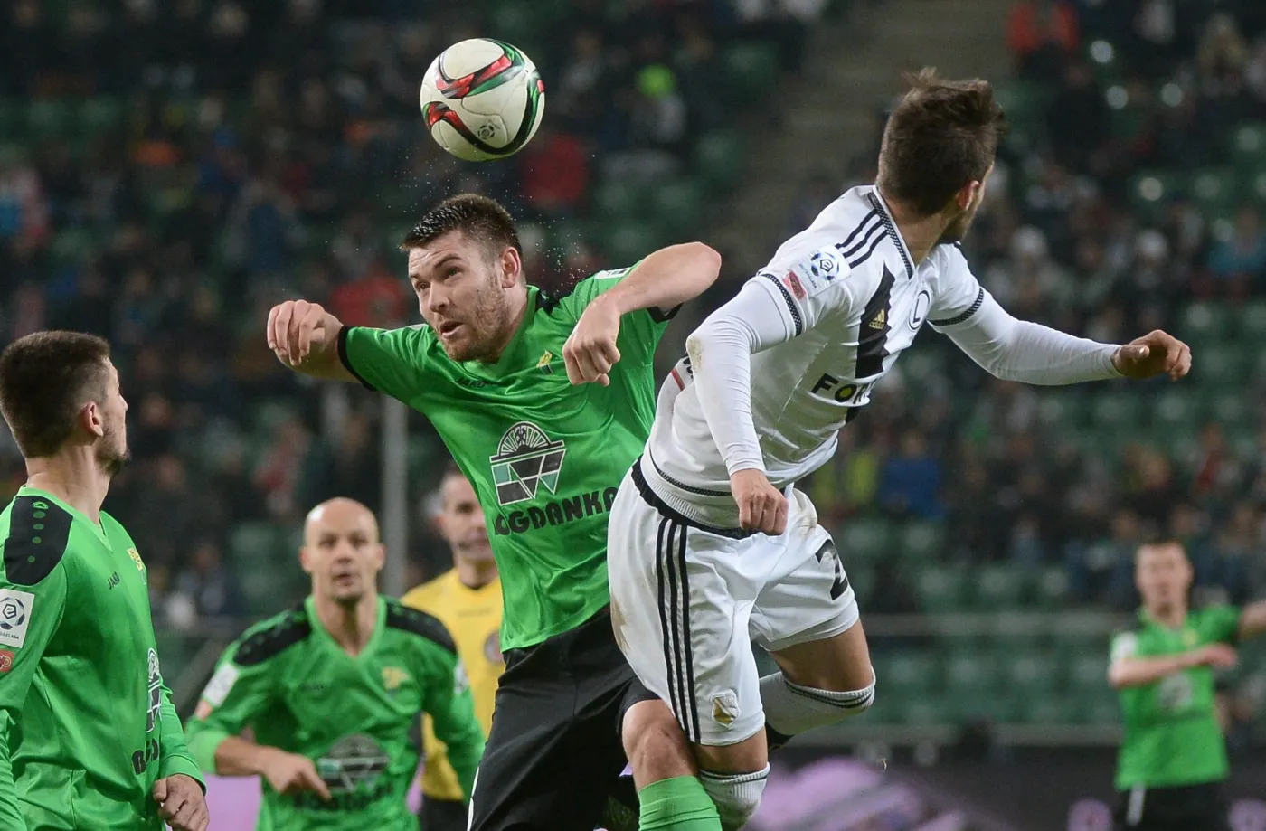 Zawodnik Legii Warszawa Łukasz Broź (P) i Grzegorz Piesio (L) z Górnika Łęczna