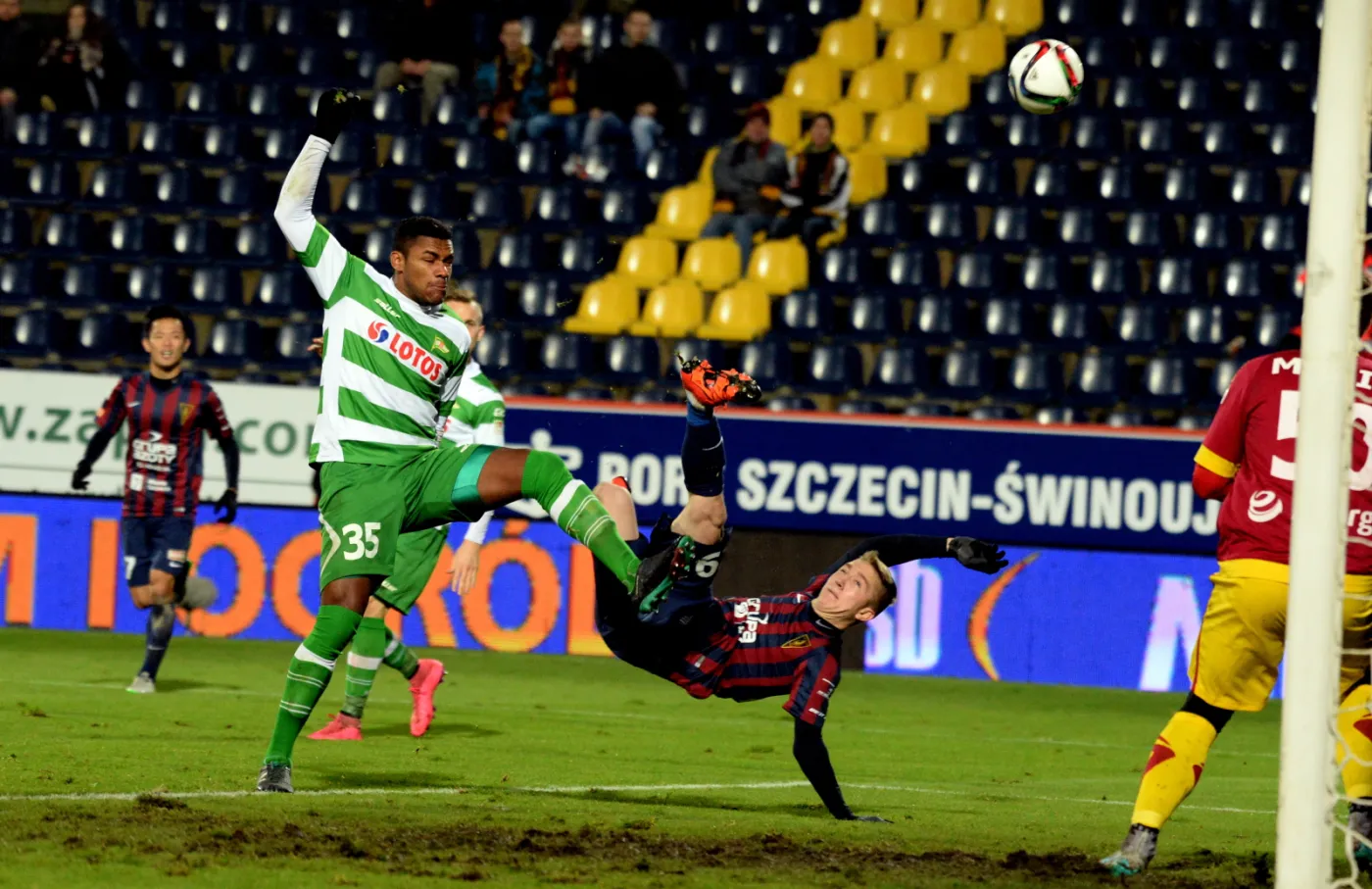 Zawodnik Pogoni Szczecin Marcin Listkowski (P) i Gerson Guimares Ferreira Junior (L) z Lechii Gdańsk