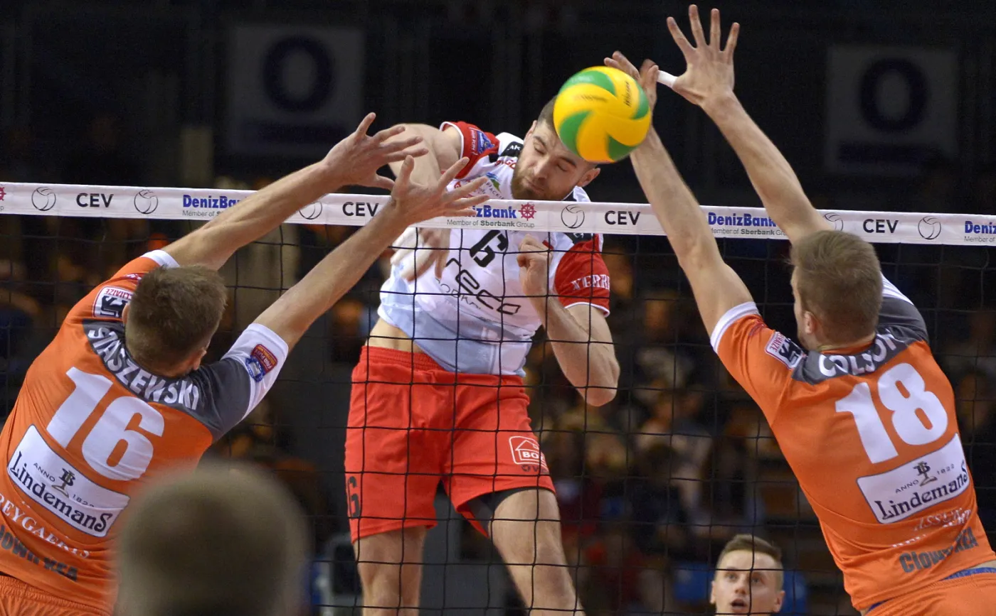 Dawid Dryja (C) z Asseco Resovii Rzeszów oraz Adrian Staszewski (L) i Martijn Colson (P) z belgijskiego Volley Asse-Lennik podczas meczu Ligi Mistrzów siatkarzy w Rzeszowie
