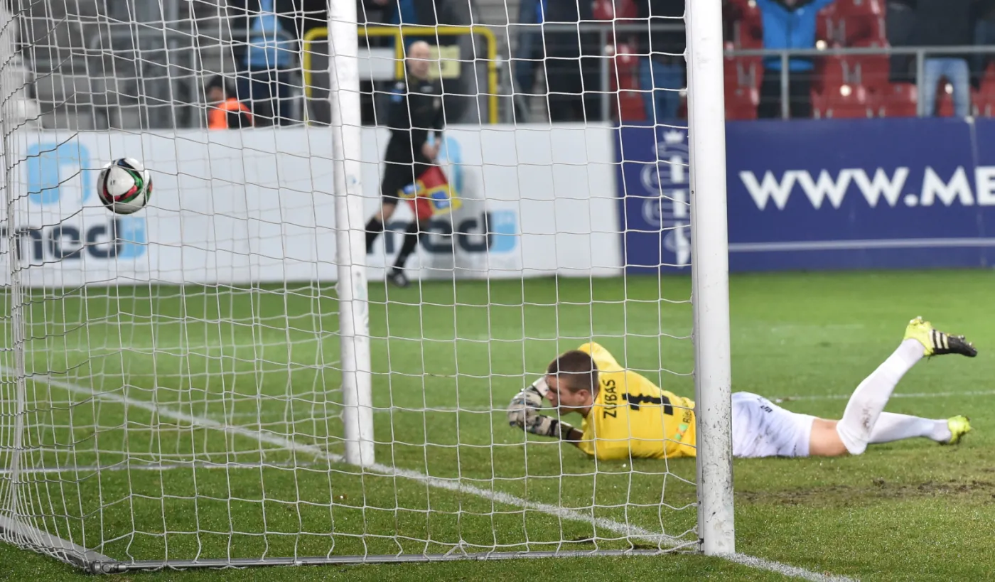 Piłka w bramce Emiliiusa Zubasa z Podbeskidzia Bielsko-Biała