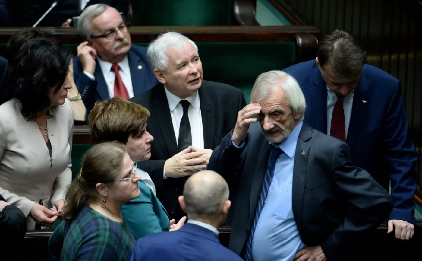 Posłowie Prawa i Sprawiedliwości Mariusz Błaszczak, Ryszard Terlecki, Jarosław Kaczyński, Krystyna Pawłowicz, premier Beata Szydło i Leonard Krasulski podczas posiedzenia Sejmu