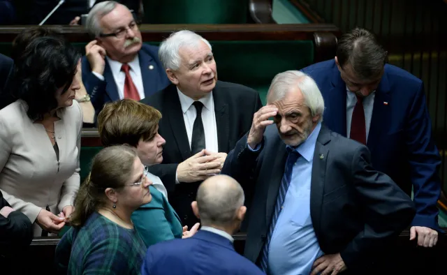 Hipisi z PiS. Kolorowa przeszłość bliskich ludzi Kaczyńskiego