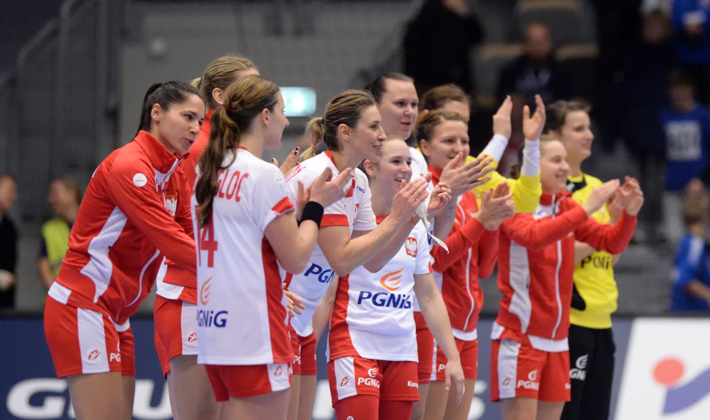 Zawodniczki reprezentacji Polski po wygranym meczu z Angolą 29:27 w meczu grupy B mistrzostw świata piłkarek ręcznych w duńskim Naestved