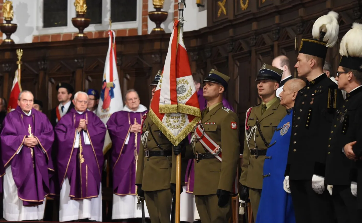 Pierwsza taka miesięcznica smoleńska. Państwowa, z wojskową asystą [ZDJĘCIA]