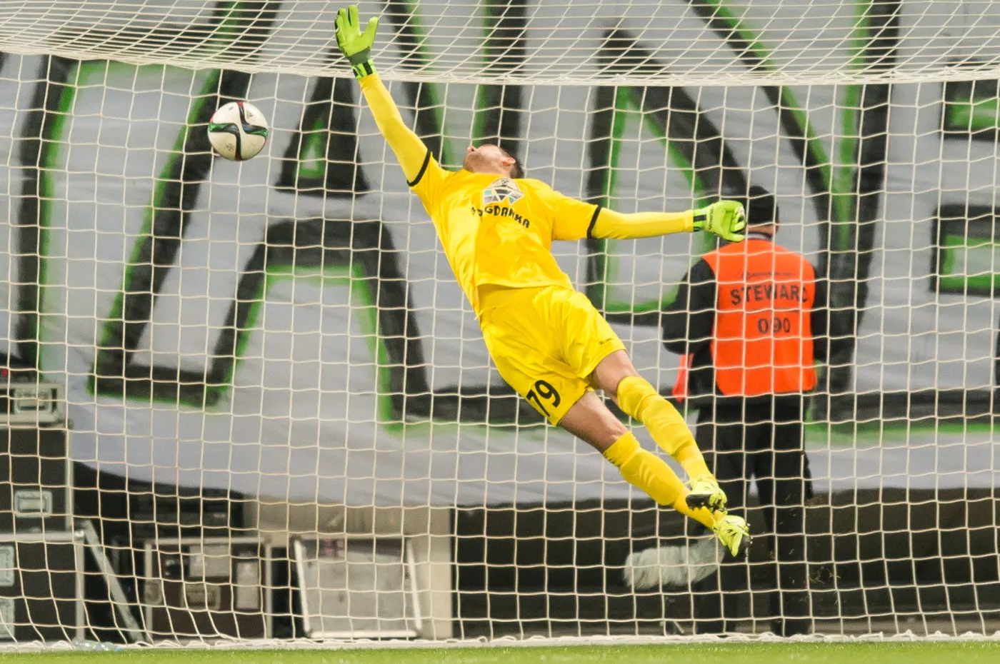 Bramkarz Górnika Łęczna Sergiusz Prusak przepuszcza piłkę do siatki po strzale Dudu Paraiby ze Śląska Wrocław