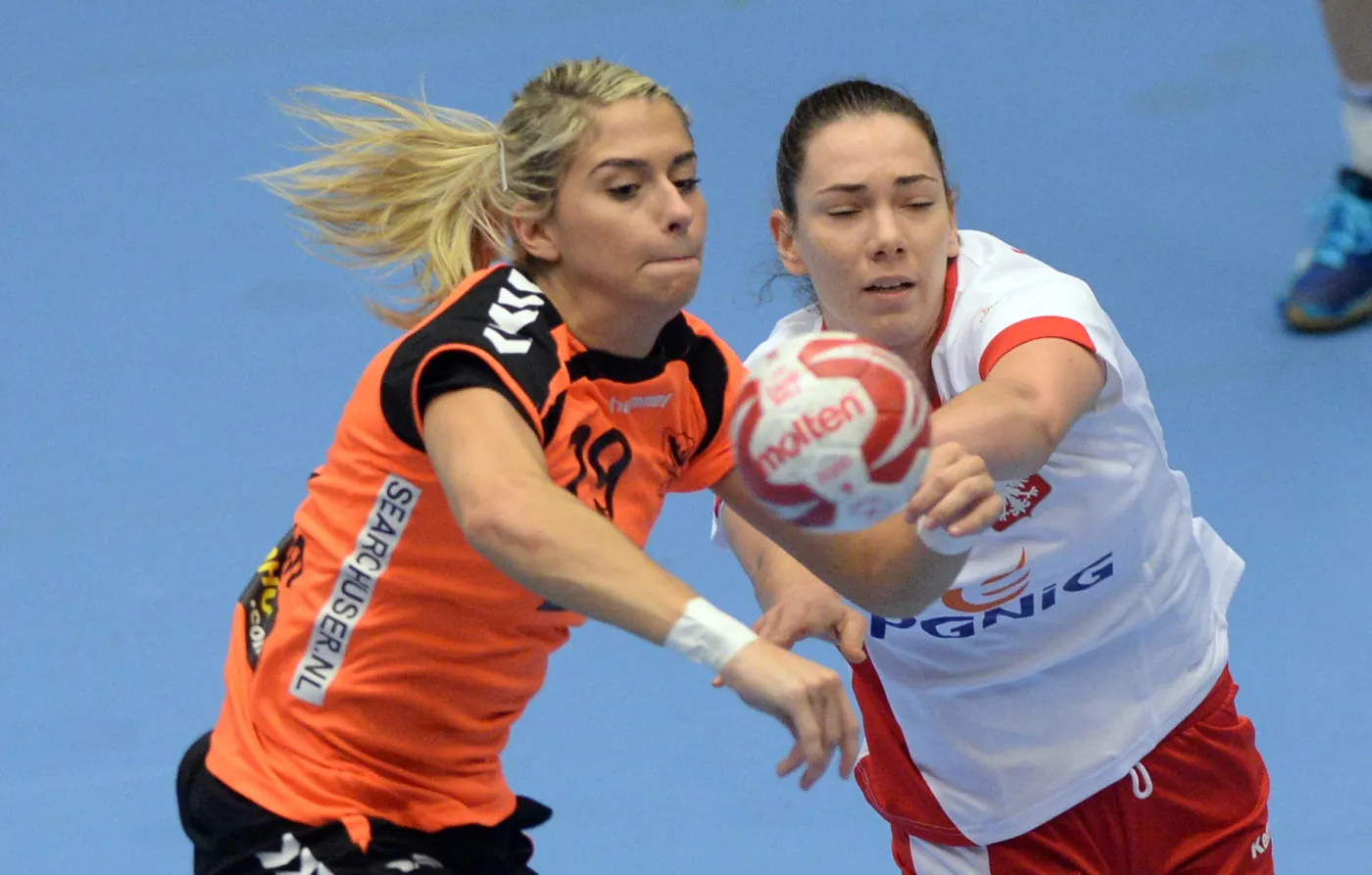 Monika Kobylińska (P) zatrzymuje Estavanę Polman (L) z Holandii w meczu grupy B mistrzostw świata piłkarek ręcznych w duńskim Naestved