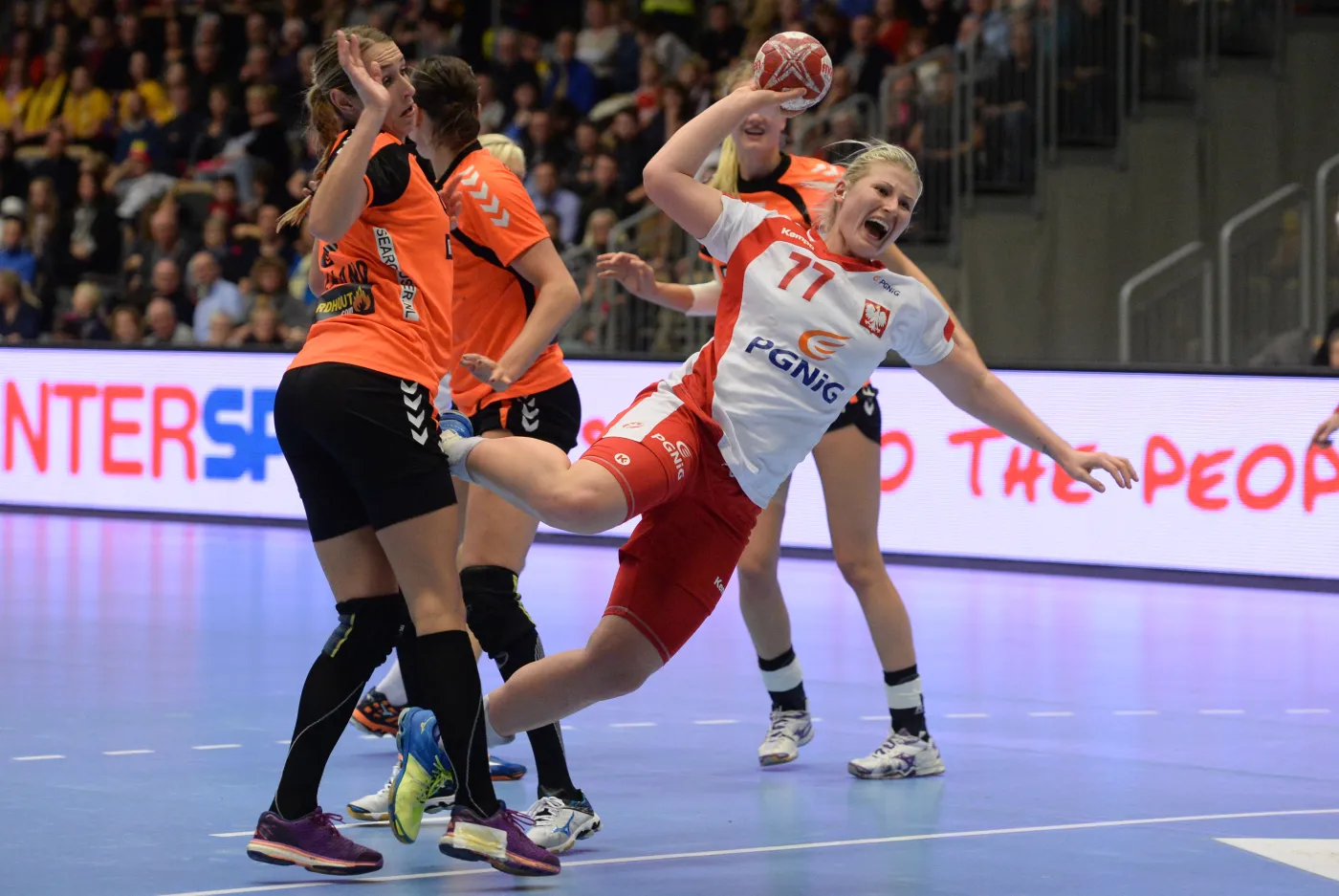 Patrycja Kulwińska (P) blokowana przez Lois Abbingh (L) z Holandii podczas meczu w grupie B mistrzostw świata piłkarek ręcznych w duńskim Naestved