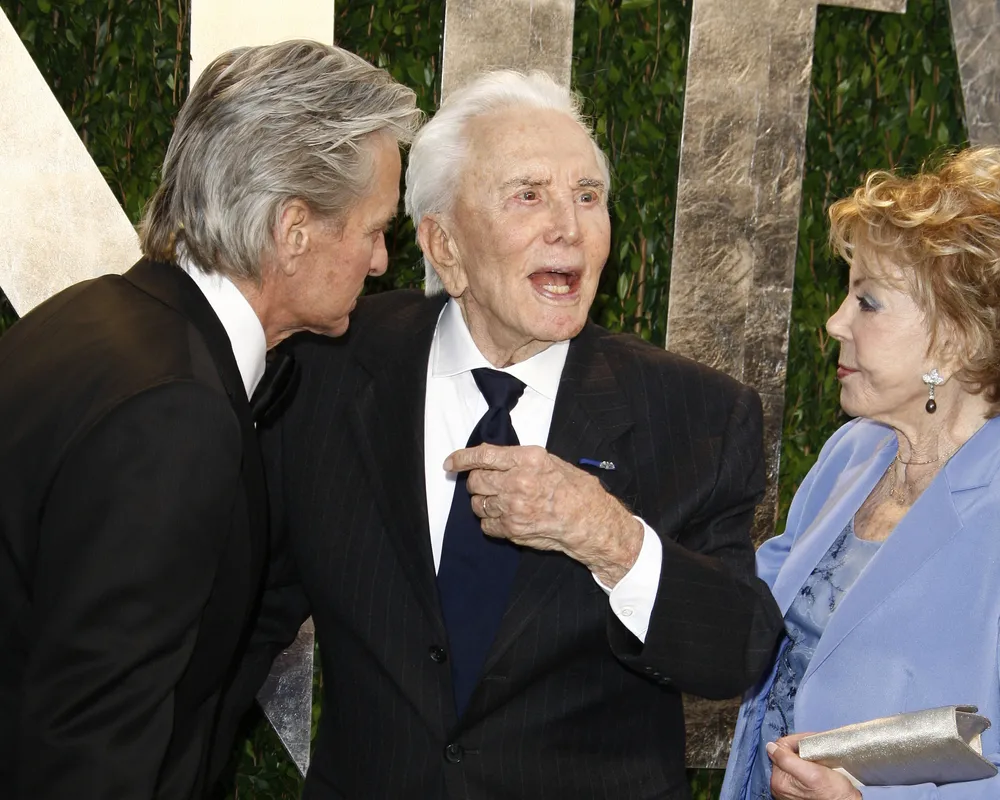 Michael Douglas i Kirk Douglas z żoną Anne