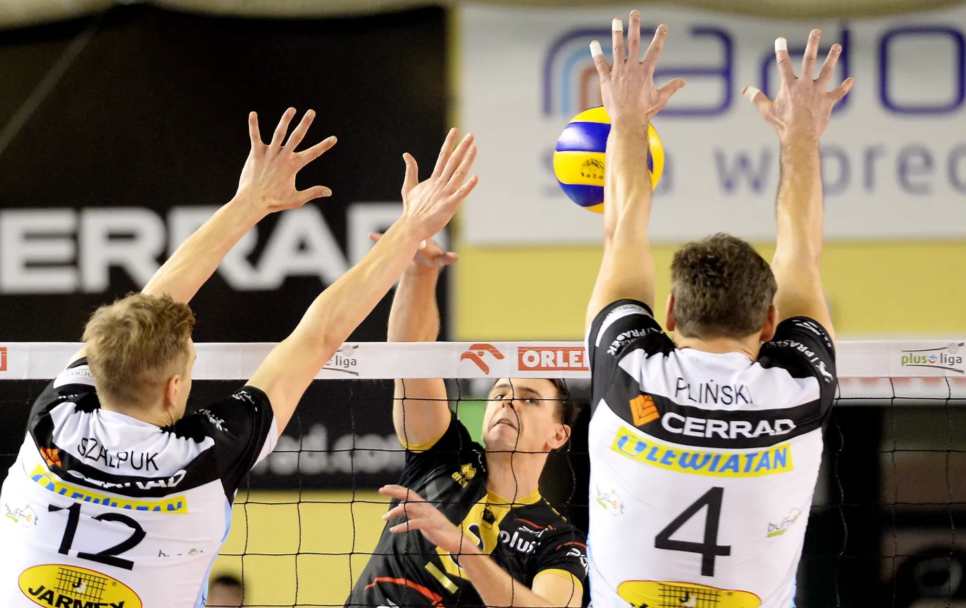 Artur Szalpuk (L) i Daniel Pliński (P) z miejscowego Cerradu Czarnych oraz Mariusz Wlazły (C) z PGE Skra Bełchatów w meczu ekstraklasy siatkarzy w Radomiu