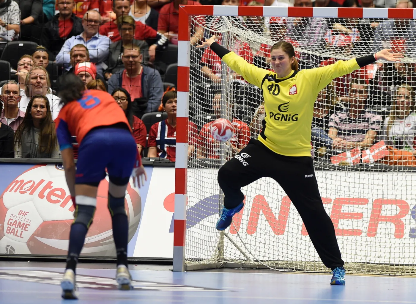 Stojąca w bramce reprezentacji Polski Anna Wysokińska (P) i wykonjąca rzut karny Rumunka Cristina Neagu (L) w meczu o 3. miejsce mistrzostw świata piłkarek ręcznych w duńskim Herning