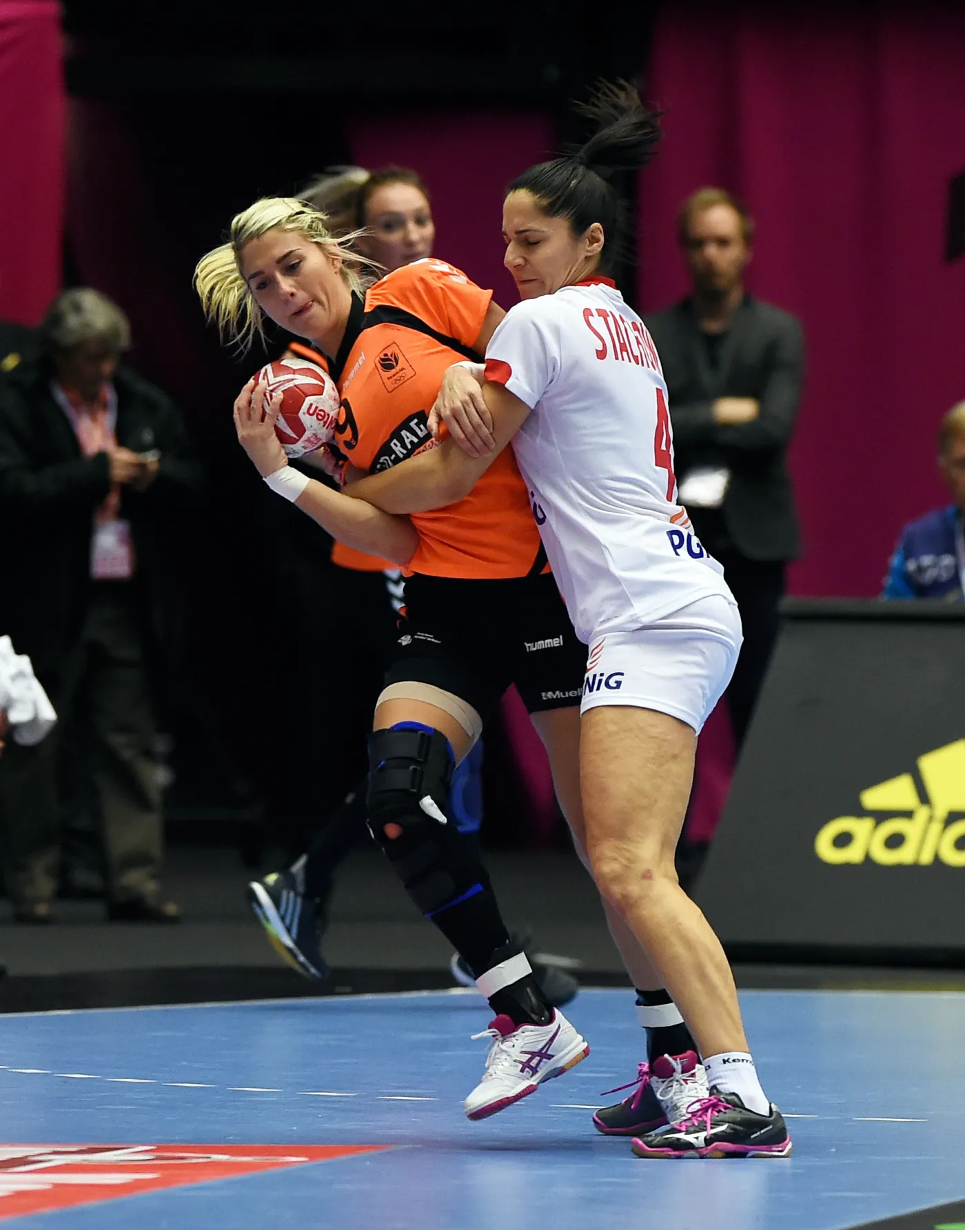 Monika Stachowska (P) i Holenderka Estavana Polman (L) w półfinałowym meczu mistrzostw świata piłkarek ręcznych w duńskim Herning