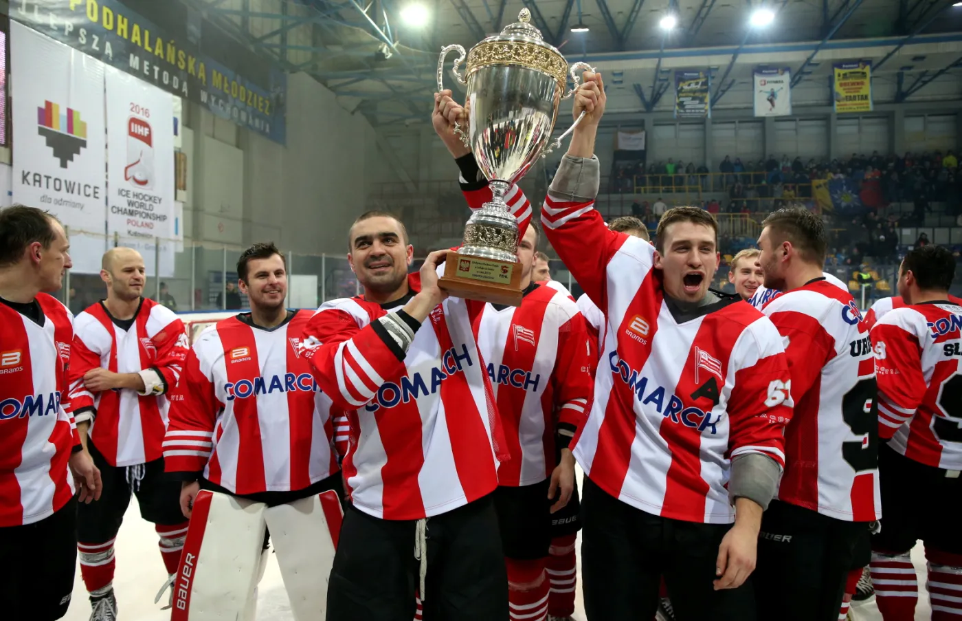 Hokeiści Comarch Cracovii cieszą się z trofeum po zwycięstwie w meczu finałowym o Puchar Polski z TatrySki Podhale Nowy Targ