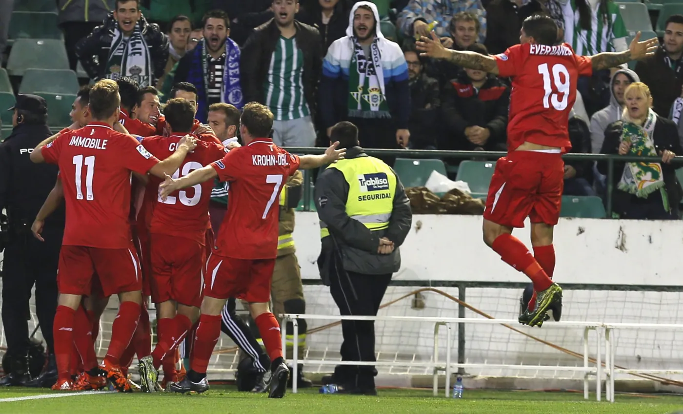 Radość piłkarzy Sevilli po golu Grzegorza Krychowiaka