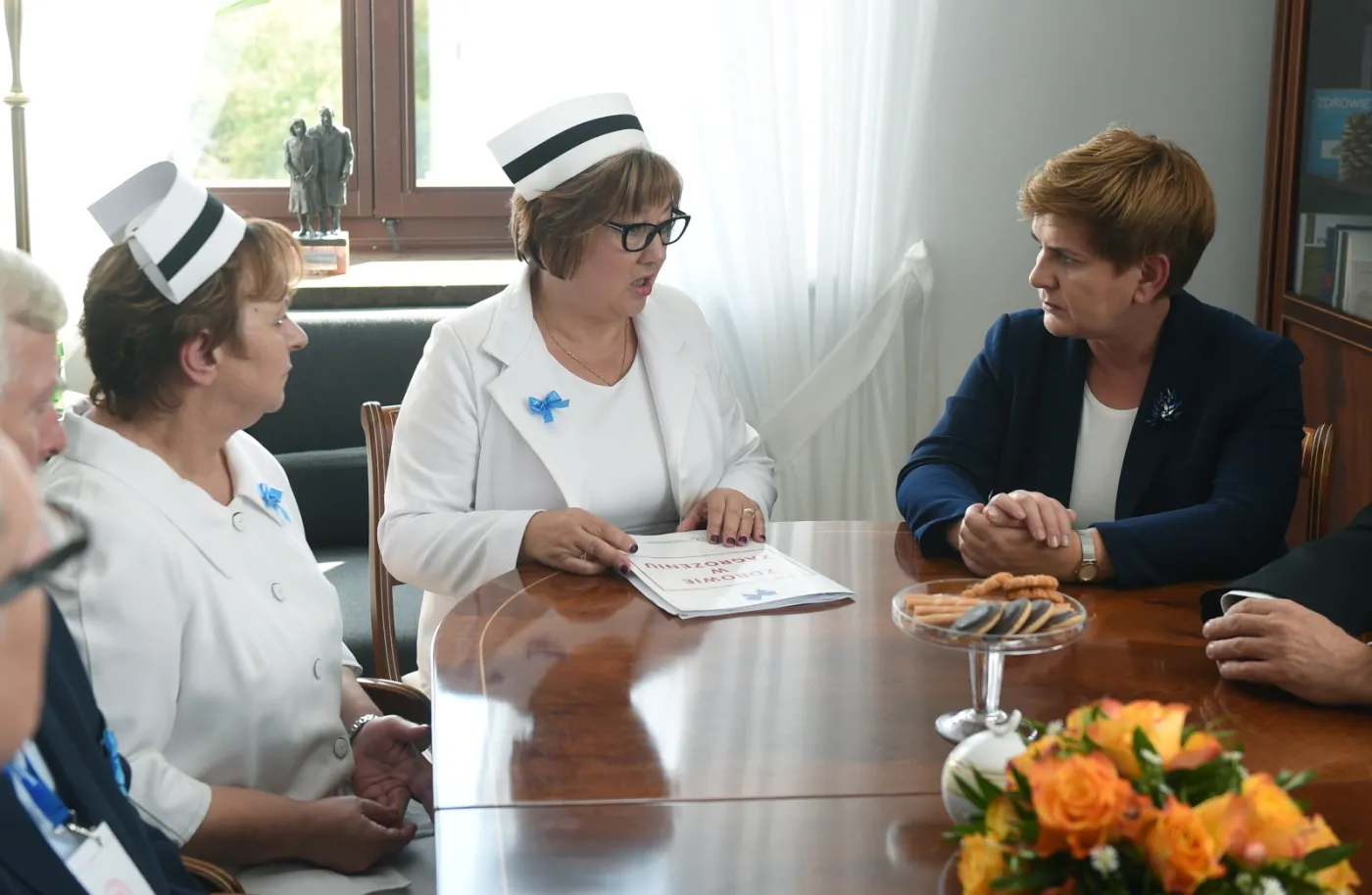  Kandydatka PiS na premiera Beata Szydło spotkała się w Sejmie z delegacją protestujących w Warszawie pielęgniarek i położnych