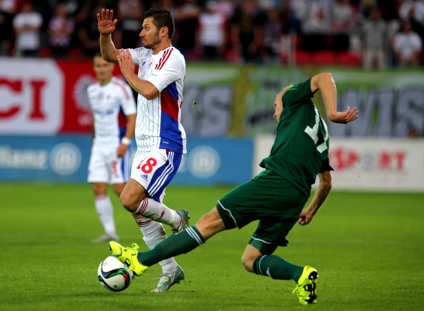 Łukasz Madej (L) z Górnika Zabrze i Mariusz Pawelec (P) ze Śląska Wrocław przy piłce podczas meczu T-Mobile Ekstraklasy