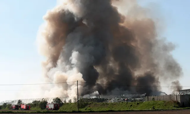 Pożar sortowni śmieci w Dąbrówce Wielkopolskiej. Zarządzono ewakuację