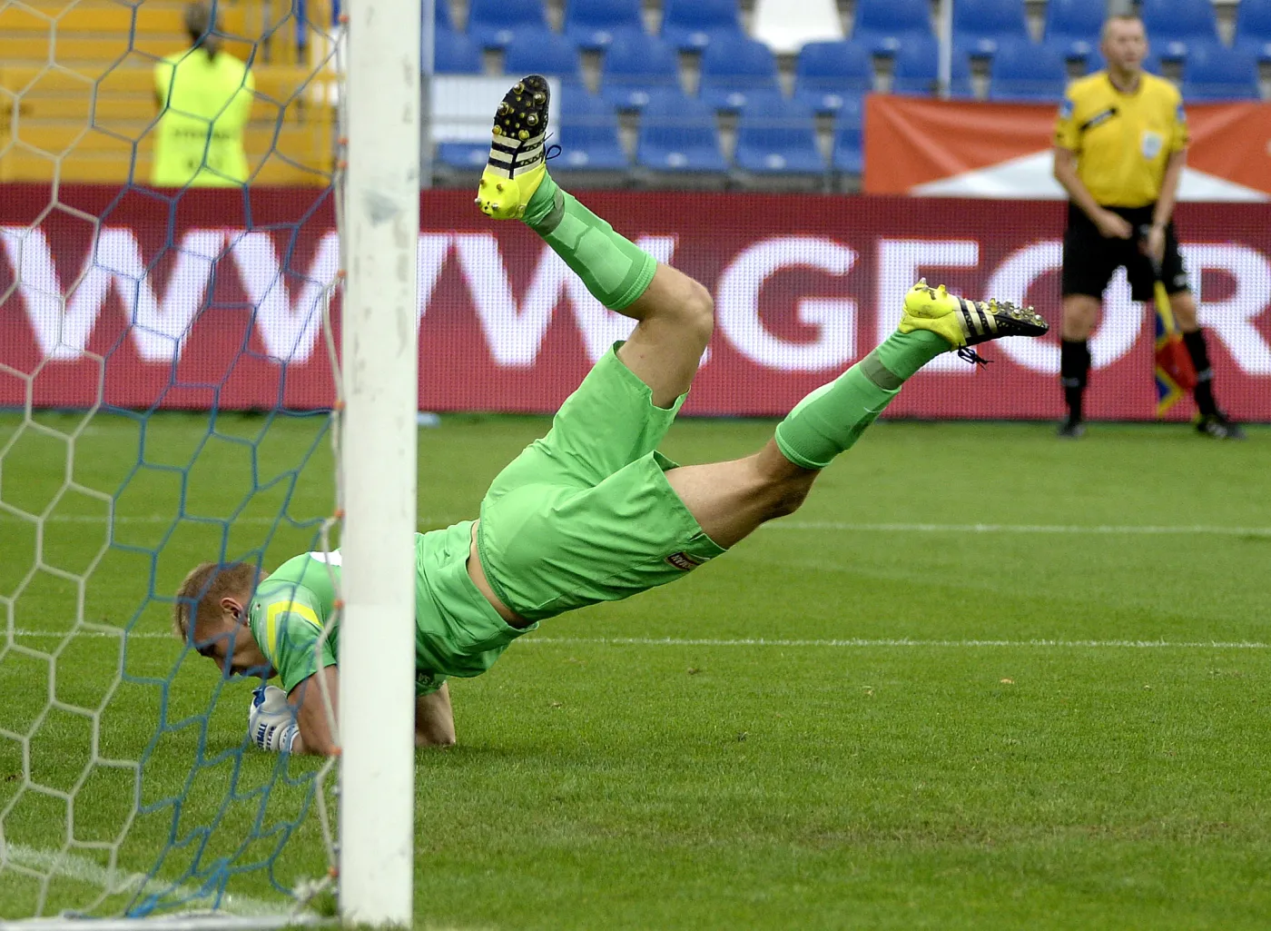 Parada bramkarza Pogoni Szczecin Dawida Kudły podczas meczu 9. kolejki T-Mobile Ekstraklasy z Termaliką Bruk-Bet Nieciecza