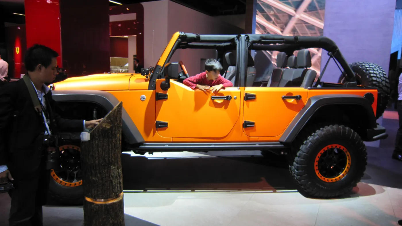 8235371-jeep-wrangler-rubicon-sunriser.jpg