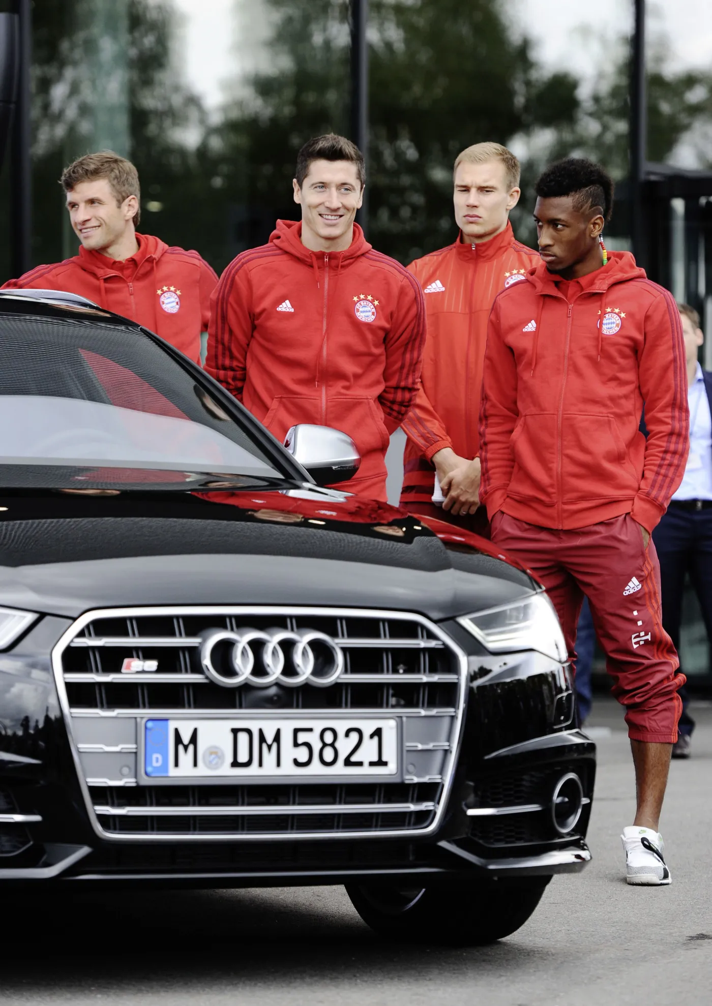 8250758-thomas-m-ller-robert-lewandowski.jpg