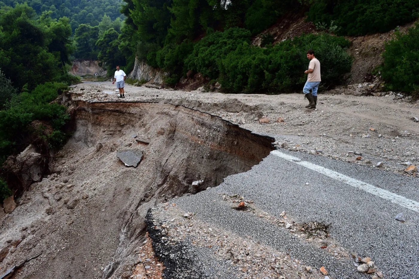 Trąba powietrzna nad Peloponezem, auta spłynęły do morza. "Biblijne zniszczenia" [ZDJĘCIA]