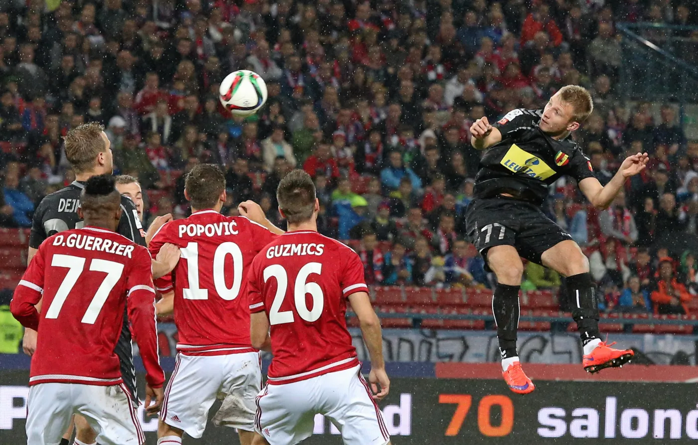 Wilde-Donald Guerrier (2L), Denis Popović (3L) i Richard Guzmics (2P) z miejscowej Wisły oraz Radek Dejmek (L,przysłonięty) i Michał Przybyła (P, w wyskoku) z Korony Kielce