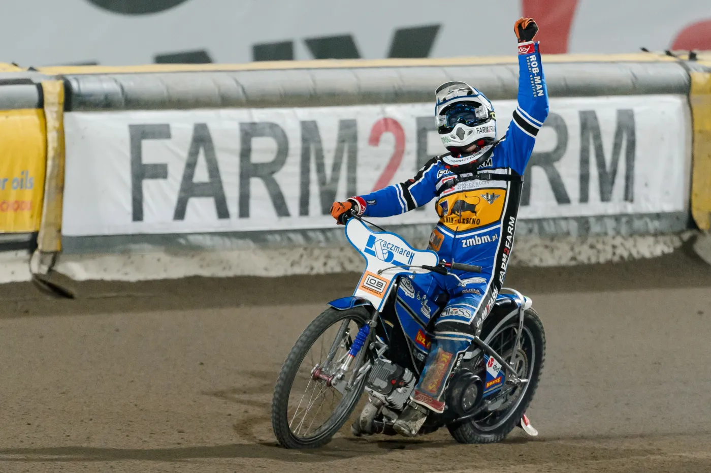 Dominik Kubera z miejscowej Fogo Unii po wygraniu jednego z biegów w rewanżowym finałowym meczu ekstraligi żużla z Betardem Spartą Wrocław