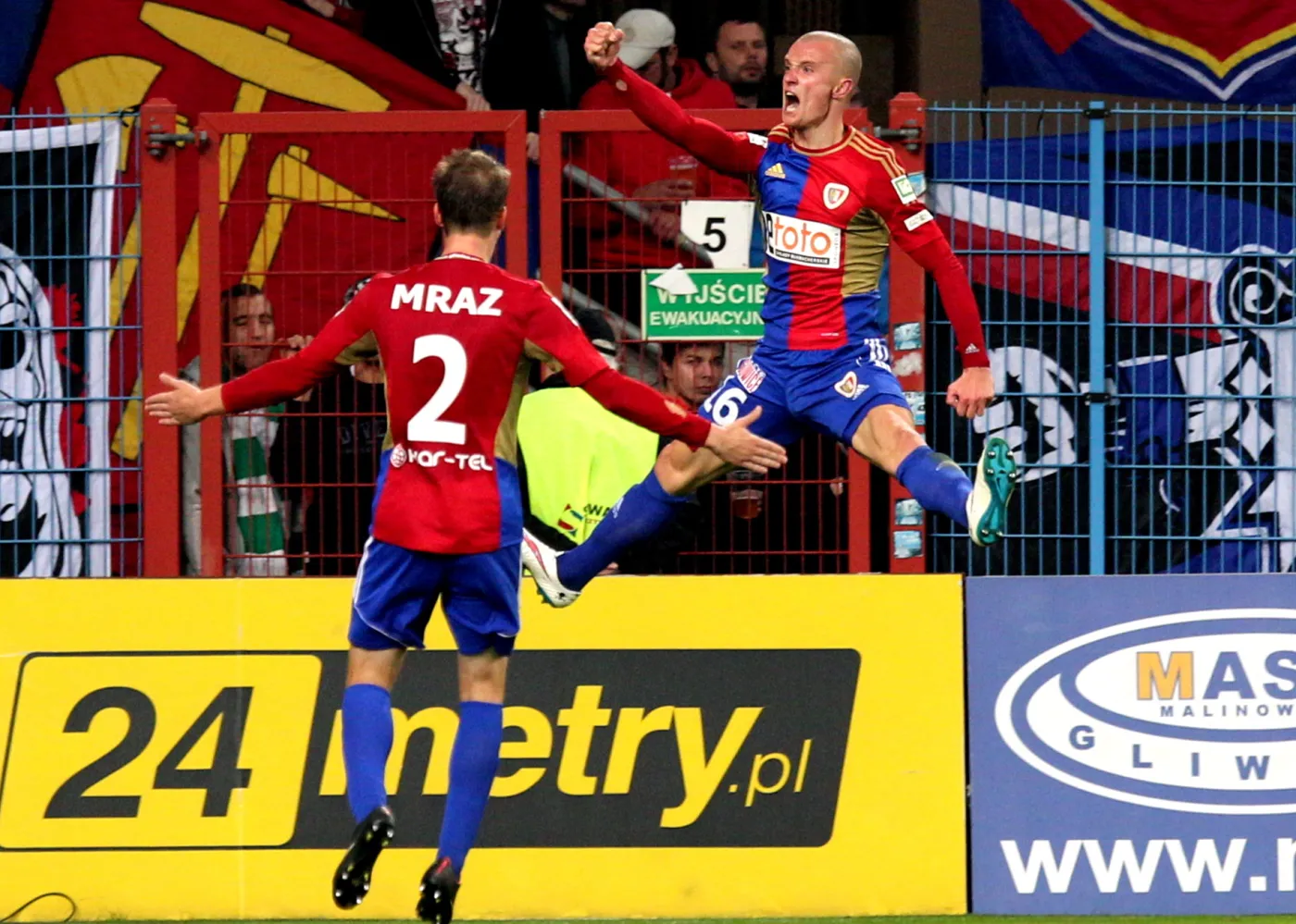 Piłkarz Piasta Gliwice Bartosz Szeliga (P) cieszy się z Patrikiem Mrazem (L) ze zdobycia gola podczas meczu polskiej Ekstraklasy z Wisłą Kraków