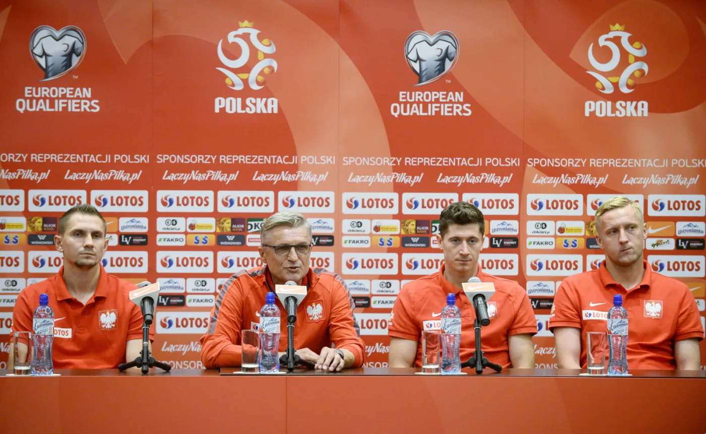 Trener reprezentacji Polski Adam Nawałka (2L) w towarzystwie zawodników: Artura Jędrzejczyka (L), Roberta Lewandowskiego (2P) i Kamila Glika (P) podczas konferencji prasowej drużyny w Warszawie przed wyjazdowym, eliminacyjnym meczem piłkarskich mistrzostw Europy 2016 ze Szkocją w Glasgow