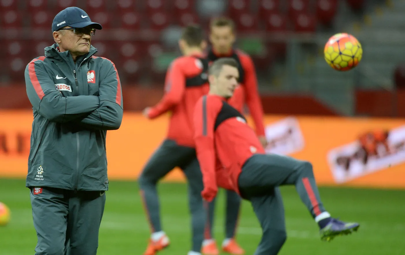 Selekcjoner Adam Nawałka podczas treningu reprezentacji Polski na stadionie PGE Narodowym, przed jutrzejszym meczem w eliminacjach piłkarskich mistrzostw Europy 2016 z Irlandią