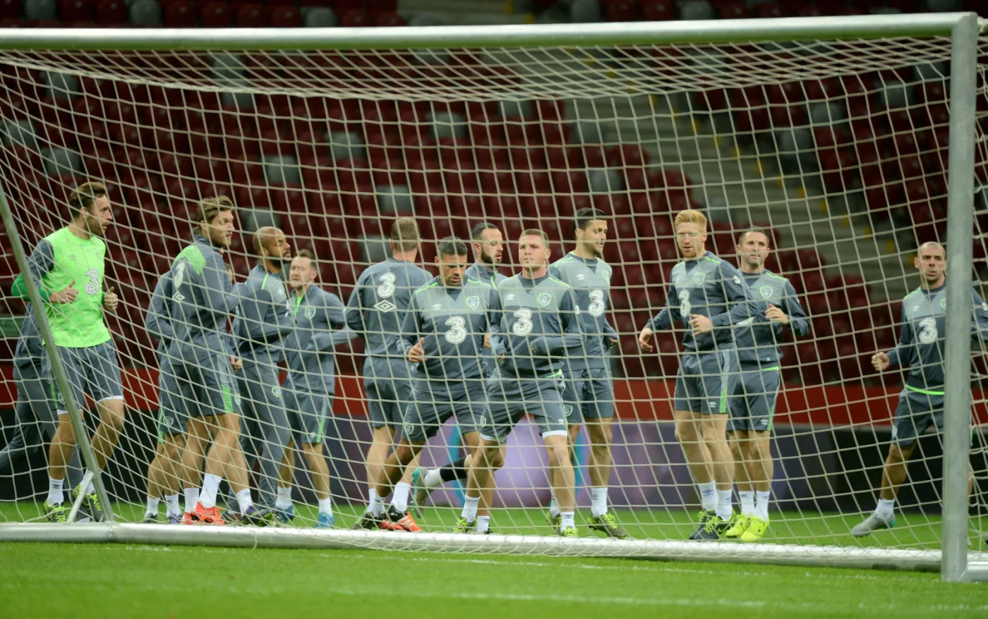 Zawodnicy reprezentacji Irlandii podczas treningu na PGE Stadionie Narodowym, przed jutrzejszym meczem w eliminacjach piłkarskich mistrzostw Europy 2016 z Polską