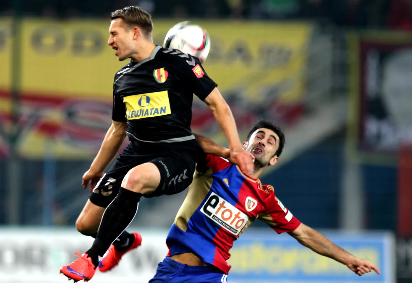 Zawodnik Piasta Gliwice Gerard Badia (P) walczy o piłkę z Krzysztofem Kierczem (L) z Korony Kielce podczas meczu polskiej Ekstraklasy