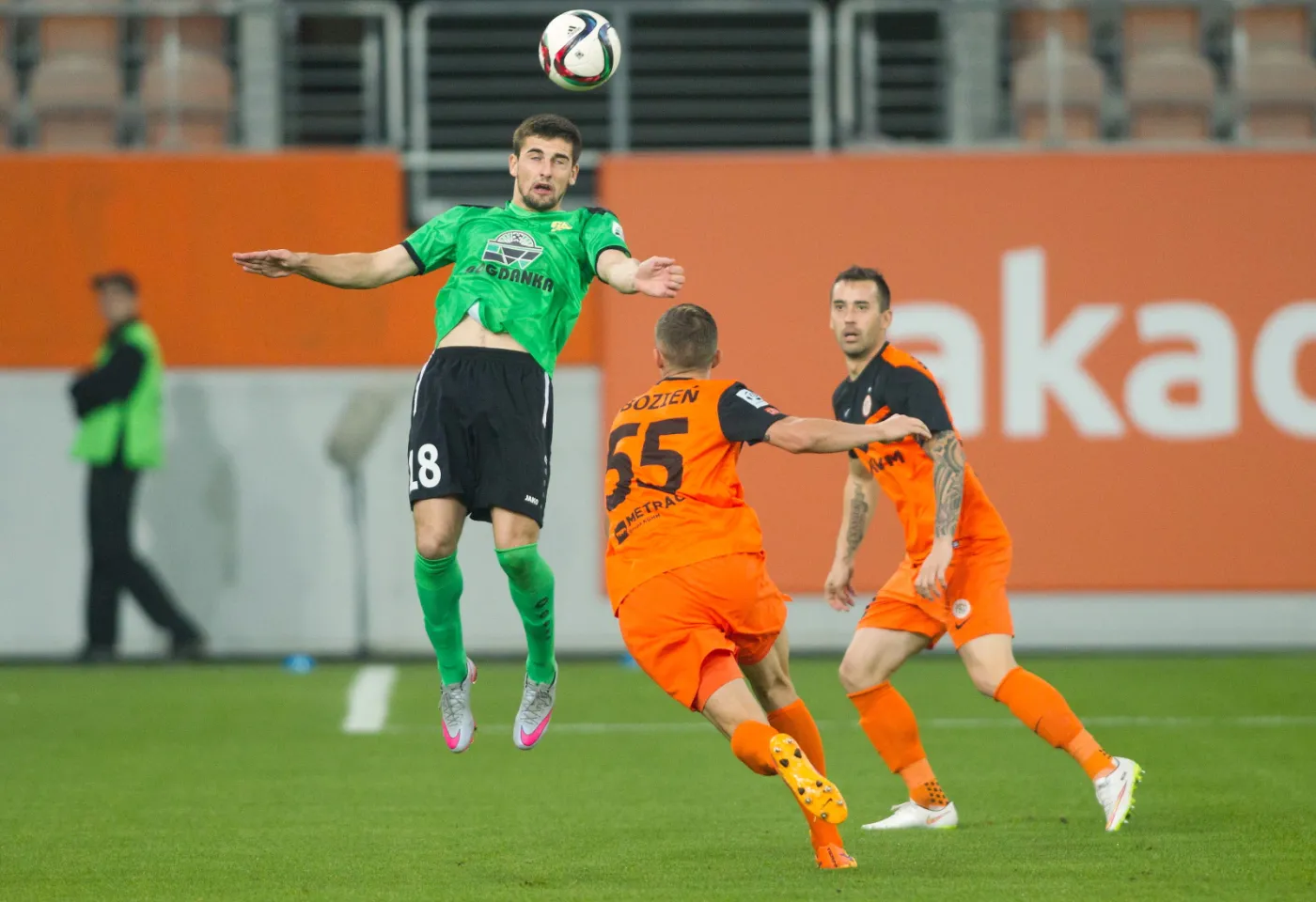 Zawodnicy Zagłębia Lubin Damian Zbozień (C) i Lubomir Guldan (P) walczą o piłkę z Bartoszem Śpiączką (L) z Górnika Łęczna podczas meczu polskiej Ekstraklasy