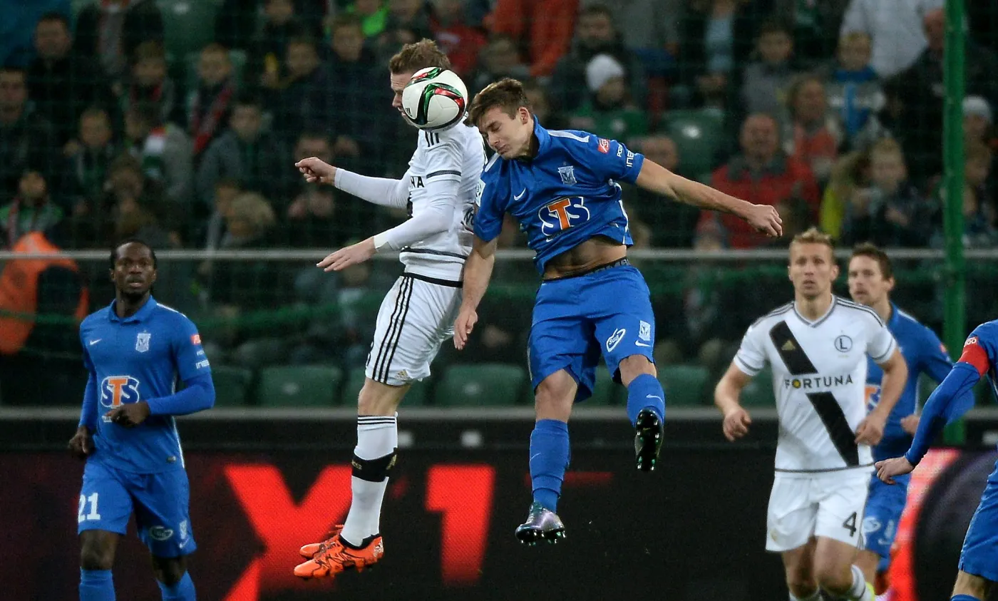 Zawodnik Legii Warszawa Ondrej Duda (2L) walczy o piłkę z Karolem Linetty'm (3L) z Lecha Poznań podczas meczu polskiej Ekstraklasy