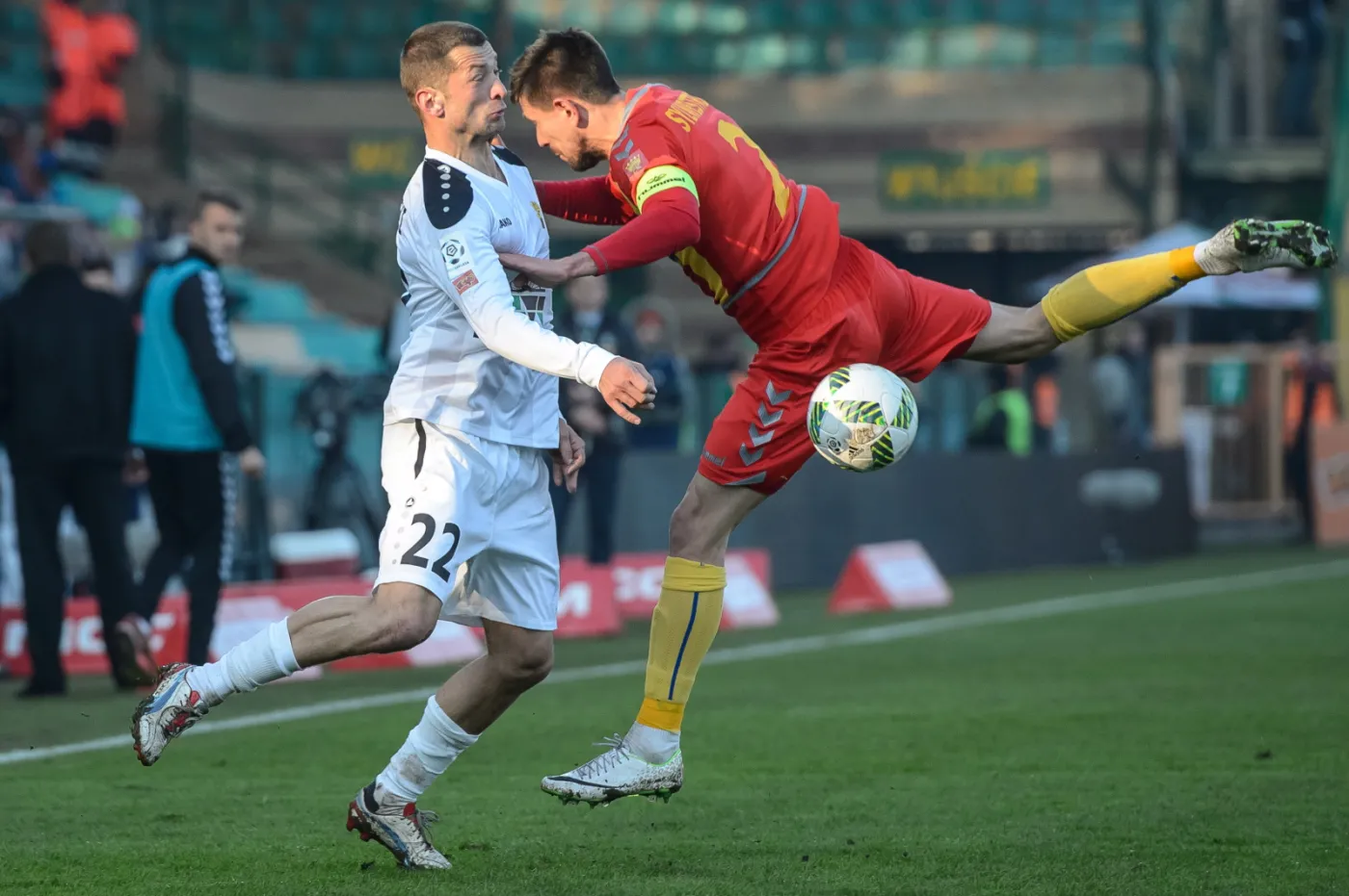 Zawodnik Górnika Łęczna Grzegorz Bonin (L) i Kamil Sylwestrzak (P) z Korony Kielce