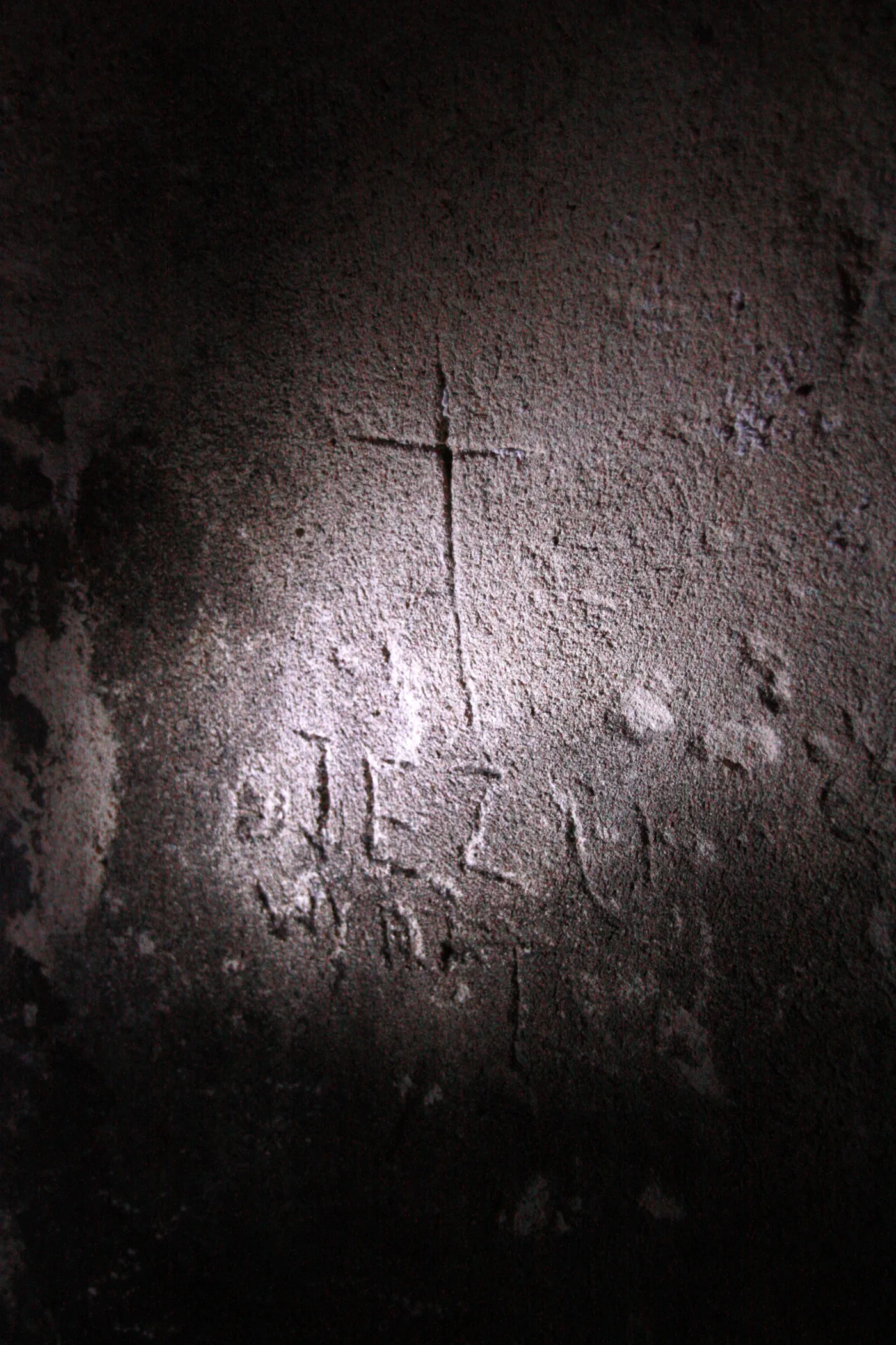 "Jezu wyratuj" wyryte na ścianie. Tajne więzienie NKWD w Warszawie