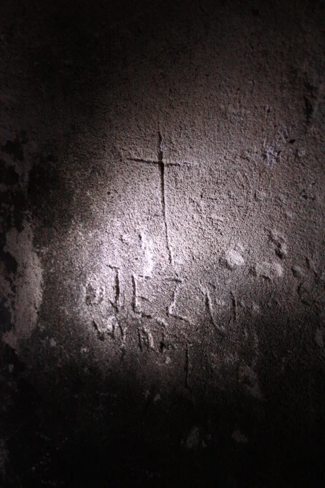 "Jezu wyratuj" wyryte na ścianie. Tajne więzienie NKWD w Warszawie